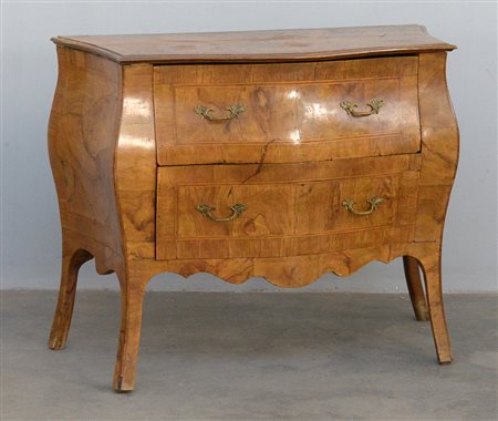 Piccolo comò lastronato a due cassetti con specchiature filettate (cm...