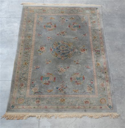 Tappeto Cina, secolo XX. Decoro con medaglione con drago a fiori sparsi su...