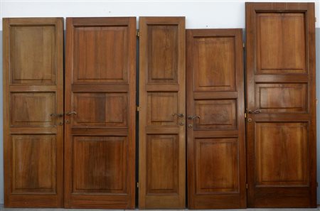 Lotto composto da cinque ante di porta in noce di cui due laccate da un lato,...