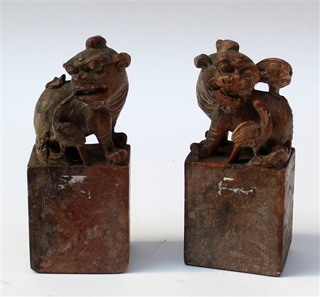 Coppia di sigilli in pietra saponaria raffiguranti leoni buddhisti. Cina,...