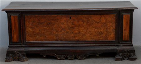 Cassapanca con fronte tripartito, pannelato con parte centrale in radica....