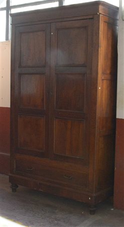 Armadio in noce a due ante e cassetti riquadrati, piedi anteriori torniti,...