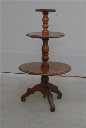 Servomuto tripode a tre ripiani tondi a scalare, montante tornito. Secolo...