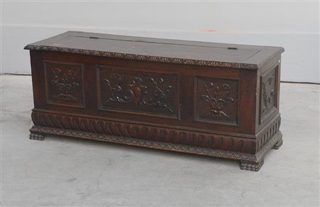 Cassapanca con fronte e fianchi pannellati e intagliati a motivi vegetali,...