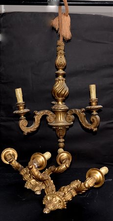 Lotto composto da un lampadario a tre fiamme e una coppia di appliques a due...