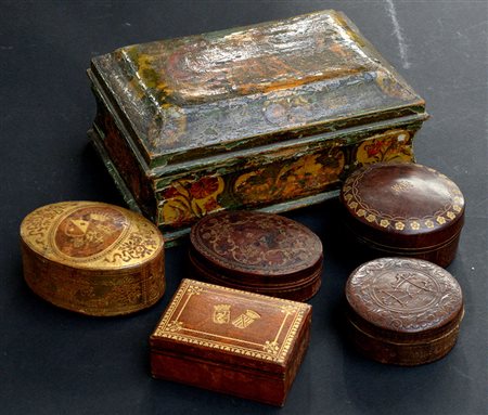 Lotto composto da un scatola con coperchio in legno laccato e decorato in...