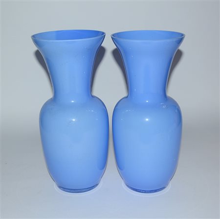 Lotto composto da due vasi a balaustra in vetro opacizzato celeste (h cm 35)