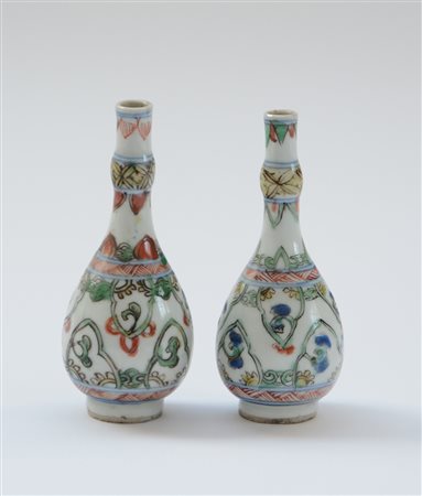 Coppia di bottigliette porta profumo in porcellana Famiglia Verde, periodo...