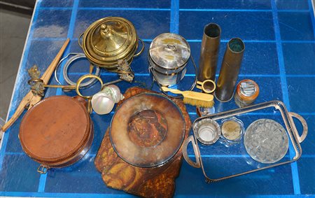 Cartone contenente oggetti di diverso uso e materiale (difetti)