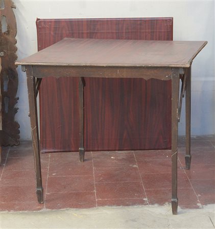 Coppia di tavolini pieghevoli in legno (piano cm 80x80) (difetti)