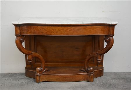 Console in noce con montanti sagomati, cassetto nella fascia e piano in marmo...