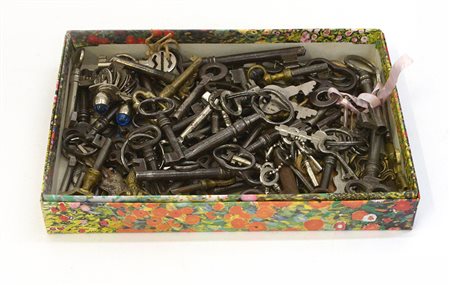 Scatola contenente numerose chiavi di diversa epoca (difetti)