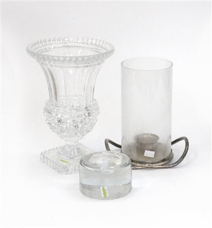 Lotto composto da due portacandele e un vaso in vetro (difetti)