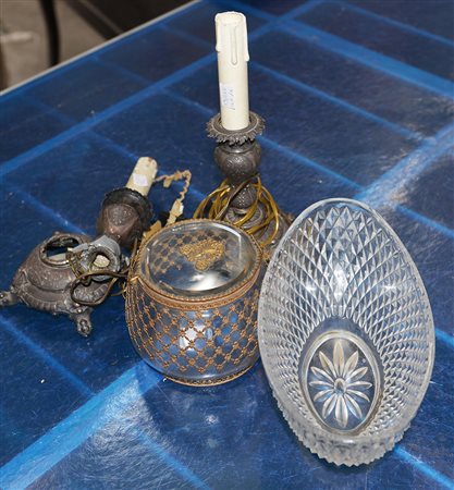 Lotto composto da due candelieri in lamina d'argento, una scatola e un...