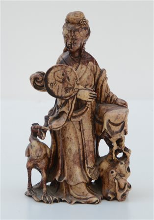 Scultura in pietra dura raffigurante dama dalle lunghe vesti con ventaglio...