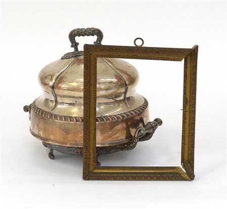 Lotto composto da una cornicetta del secolo XIX in legno e lamina sbalzata e...