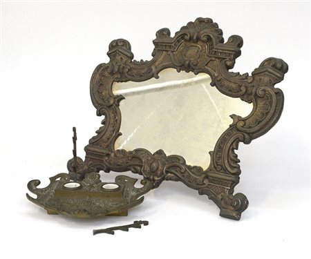 Lotto composto da un cartagloria in metallo decorato a volute e riccioli (cm...