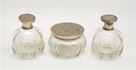 Servizio da toilette composto da tre contenitori in cristallo con coperchi in...