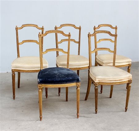 Gruppo di cinque sedie in legno intagliato e dorato con seduta imbottita e...