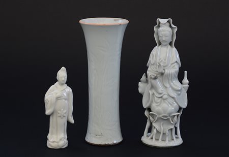 Tre oggetti in porcellana Blanc-de-Chine, manifattura cinese (h. max cm 21)...