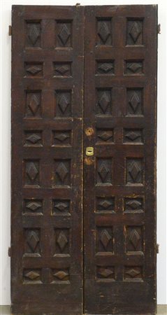 Antico portoncino doppio decorato a riquadri con all'interno pannelli...