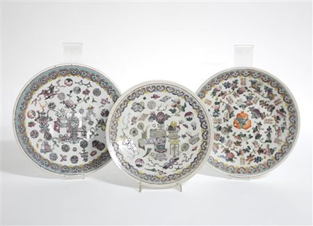 Lotto di tre piatti in porcellana Famiglia Rosa, due decorati con il tema dei...