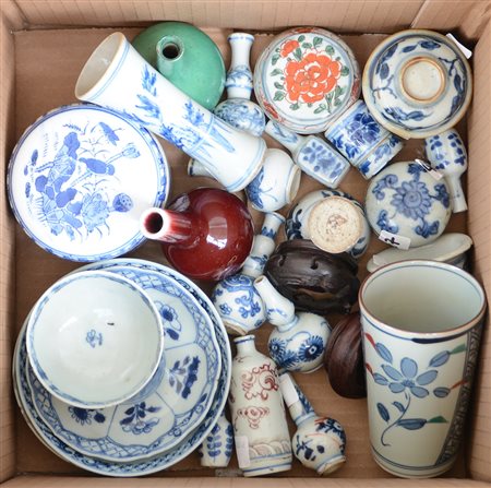 Gruppo di vari oggetti in porcellana bianca e blu, monocroma e policroma di...