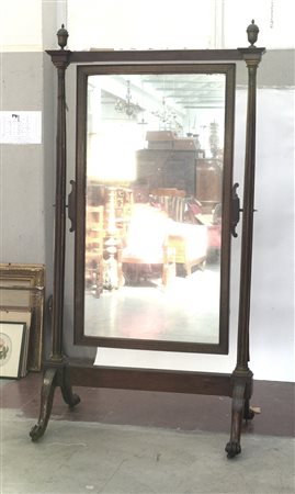 Psiche lastronata in mogano con specchiera basculante. Profili intarsiati in...