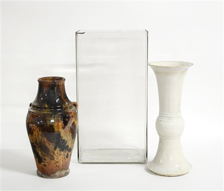 Lotto composto da un'anfora in terracotta smaltata, un grande vaso in vetro a...