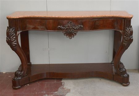 Consolle lastronata con fascia e gambe mosse intagliate a motivi stilizzati....