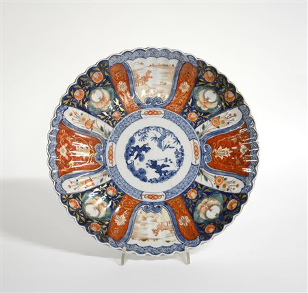 Piatto in porcellana a forma di fiore, con decoro floreale e geometrico in...