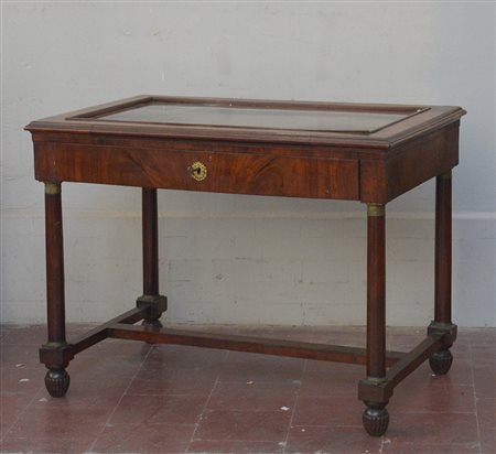 Tavolo a teca lastonato in noce ad un tiretto nella fascia. Gambe tornite con...