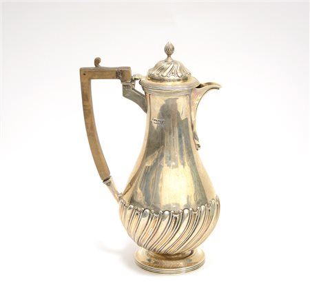 Caffettiera in argento con baccellature a sbalzo e presa in legno. Marchi di...