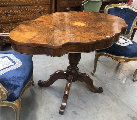 Tavolo a "biscotto" con piano radicato e intarsiato con rosone, sostegno a...
