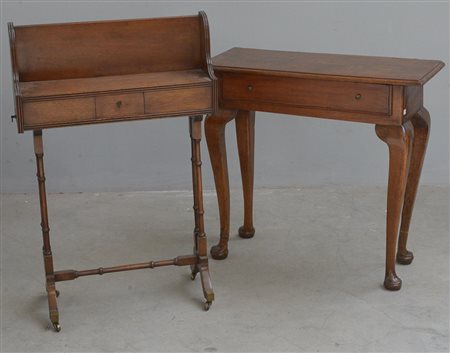 Lotto composto da un tavolino a gambe mosse e uno con gambe tornite munito di...