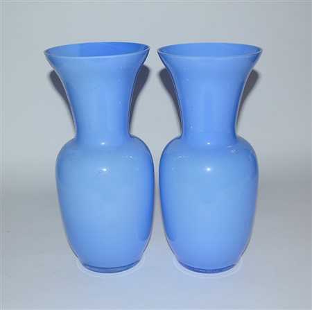 Lotto composto da due vasi a balaustra in vetro opacizzato celeste (h cm 35)