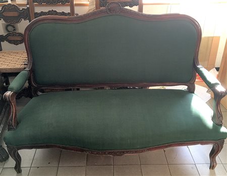 Lotto composto da un divanetto e una poltrona in legno intagliato con...