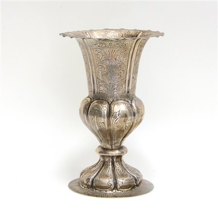 Vaso in argento con corpo inciso a volute e foglie (h. cm 22) (g 404 ca.)...