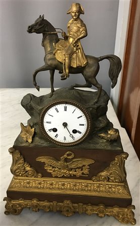Pendola in bronzo patinato e dorato con Napoleone a cavallo.Meccanica da...