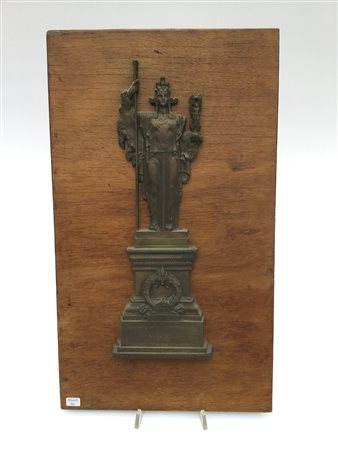 Altorilievo in bronzo raffigurante la statua che si eleva sopra il Milite...