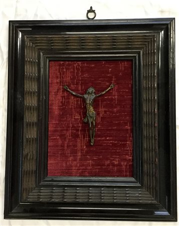 Crocefisso in bronzo montato su velluto entro cornice ebanizzata (cm tot...