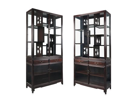 Coppia di vetrinette in legno scuro con parte inferiore con cassetti a due...