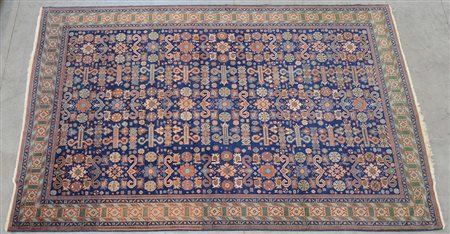 Tappeto caucasico di moderna manifattura con decoro Perepedil sparso su fondo...