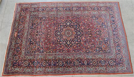 Tappeto Keshan, Persia, secolo XX. Disegno a medaglione con puntali a fondo...