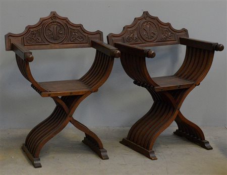 Coppia di poltrone del tipo "Savonarola". (cm 69,5x95x52,5) (difetti e restauri)