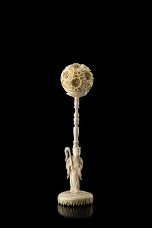 Sfera in avorio intagliata a più livelli con motivi floreali, con supporto...