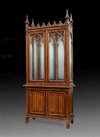 Libreria a due corpi in legno intagliato in stile neogotico, parte superiore...