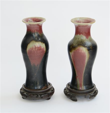 Coppia di vasi flambè, basi in legnoCina, secolo XX(h. cm 20) (difetti e...