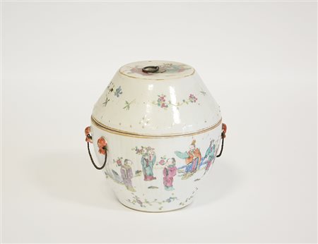 Potiche con coperchio in porcellana famiglia rosa, decorata con personaggi e...