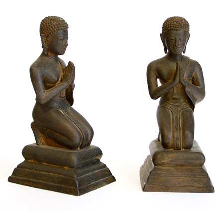 Coppia di sculture in bronzo raffiguranti devoti buddhisti. Manifattura del...